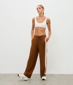 Calça Reta Esportiva em Tricô com Detalhe Contrastante