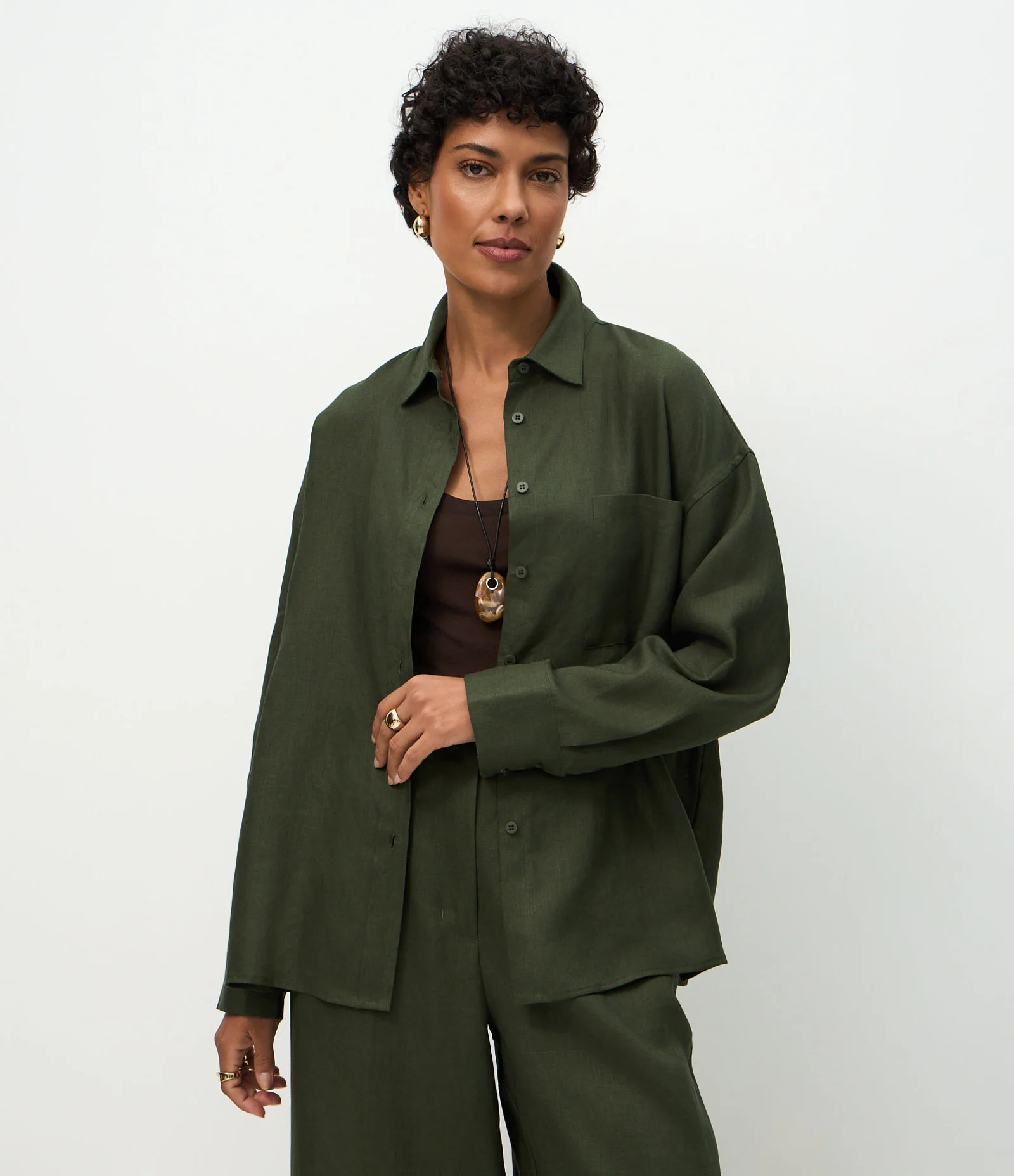 Camisa Oversized em Linho com Bolso no Peito Verde 1