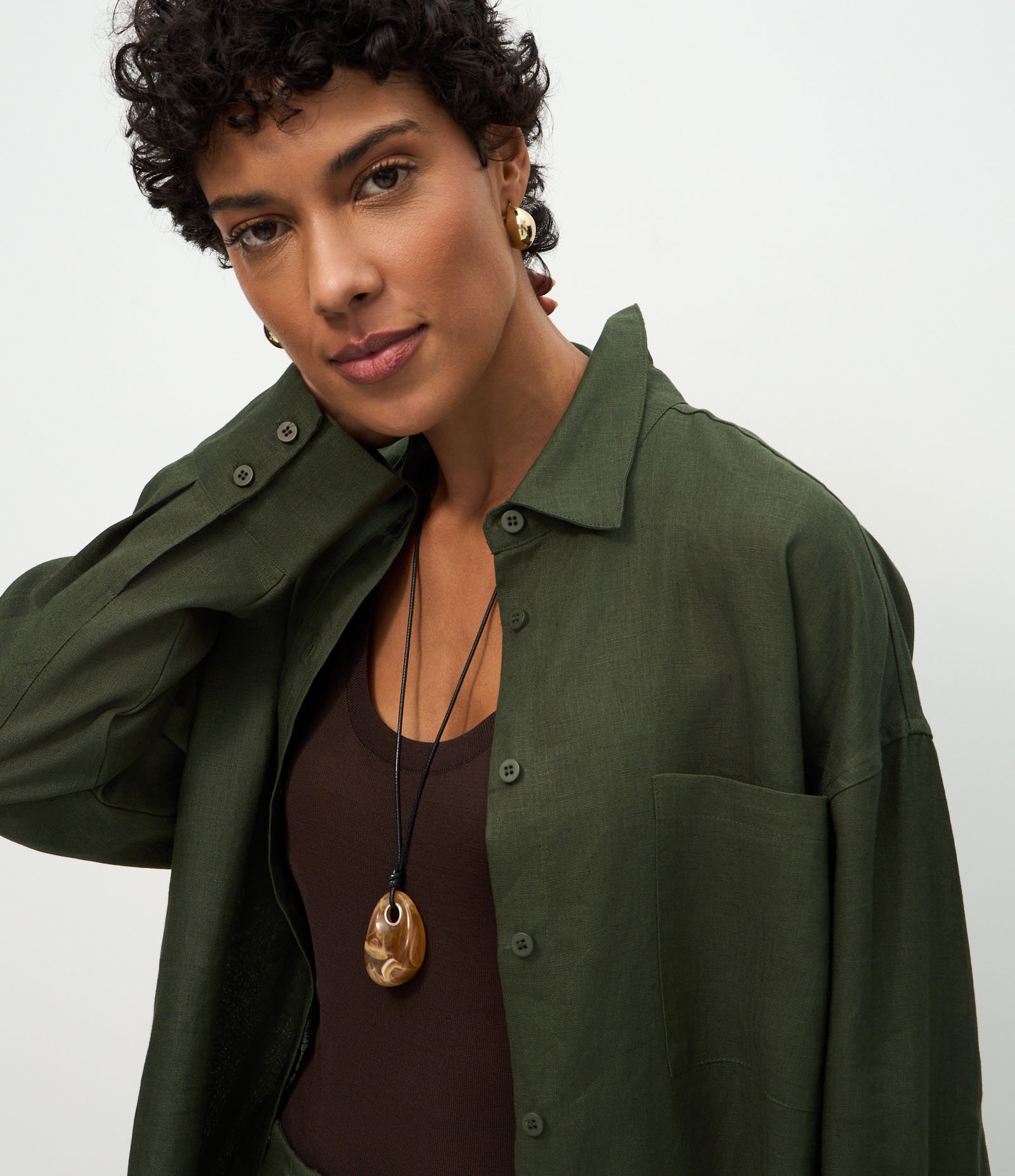 Camisa Oversized em Linho com Bolso no Peito Verde 3