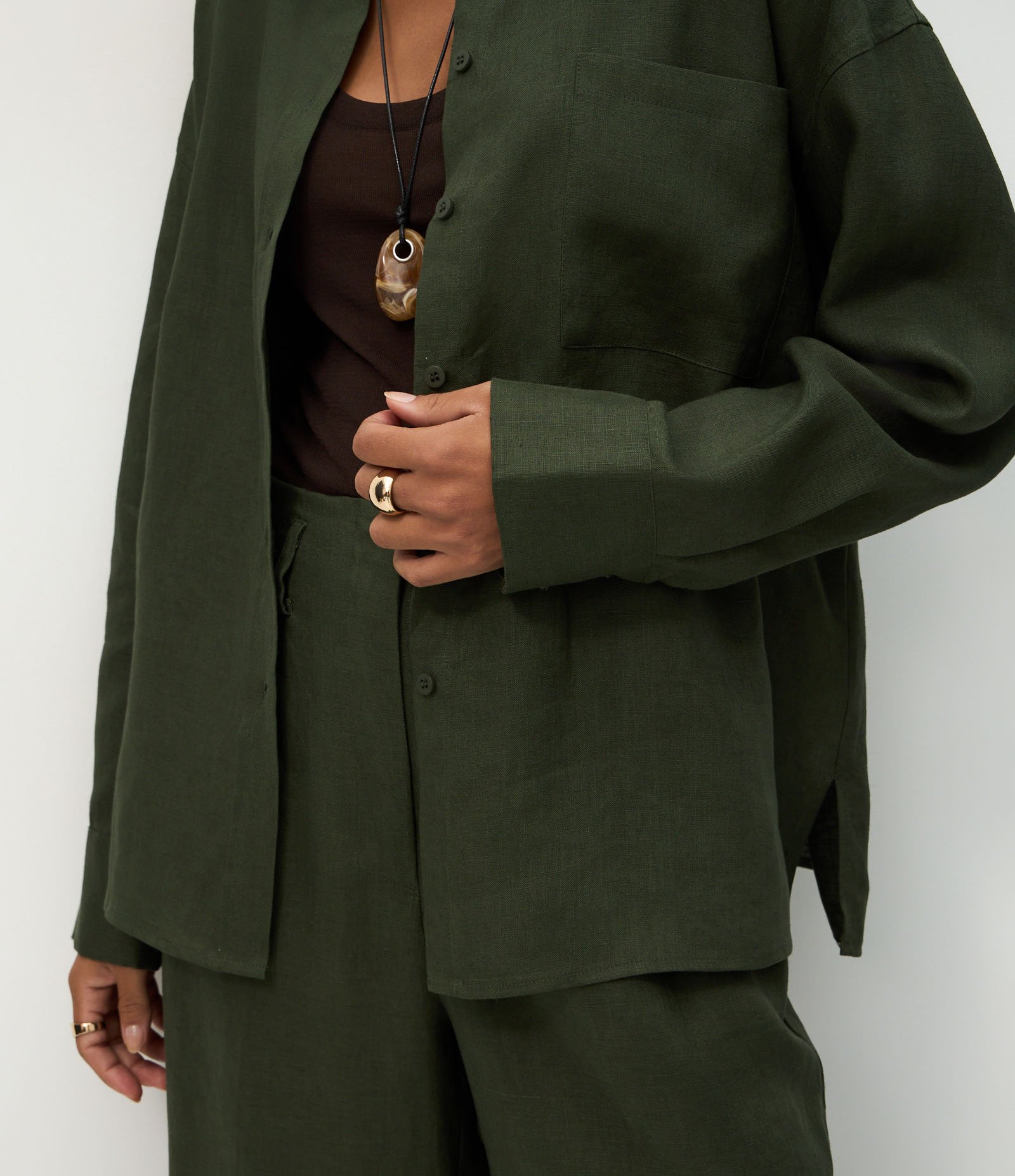 Camisa Oversized em Linho com Bolso no Peito Verde 4