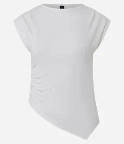 Blusa em Ponto Roma com Efeito Drapeado nos Ombros e Barra Assimétrica
