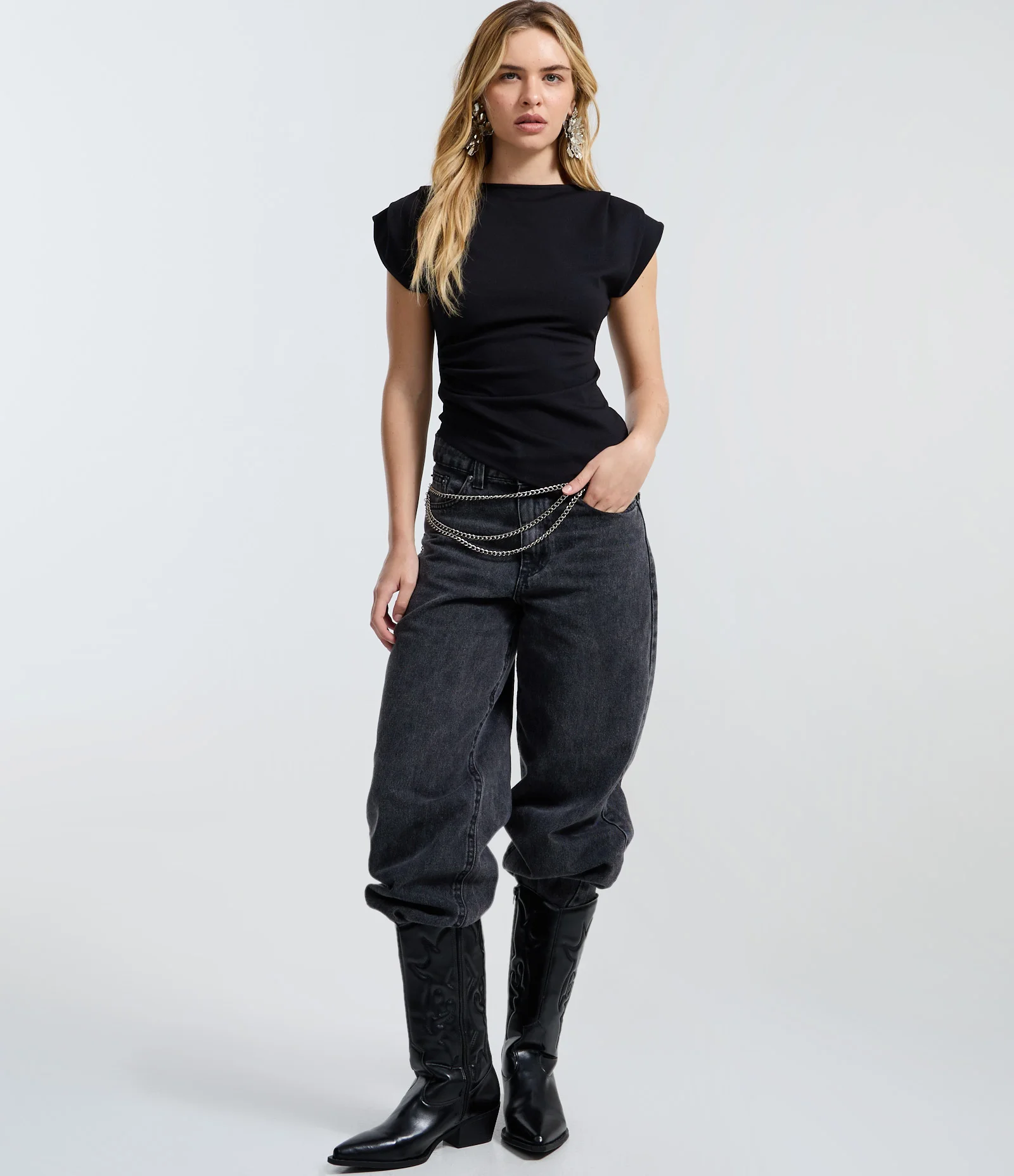 Blusa em Ponto Roma com Efeito Drapeado nos Ombros e Barra Assimétrica Preto 2