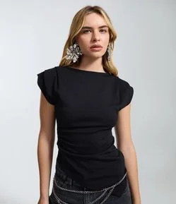 Blusa em Ponto Roma com Efeito Drapeado nos Ombros e Barra Assimétrica