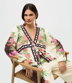 Blusa Bata em Viscose com Estampa Floral e Amarração