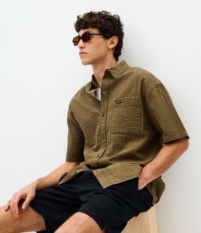 Camisa Manga Curta com Gola Bowling e Textura Marrom