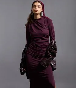 Vestido Midi com Pregas no Ombro e Fenda Lateral