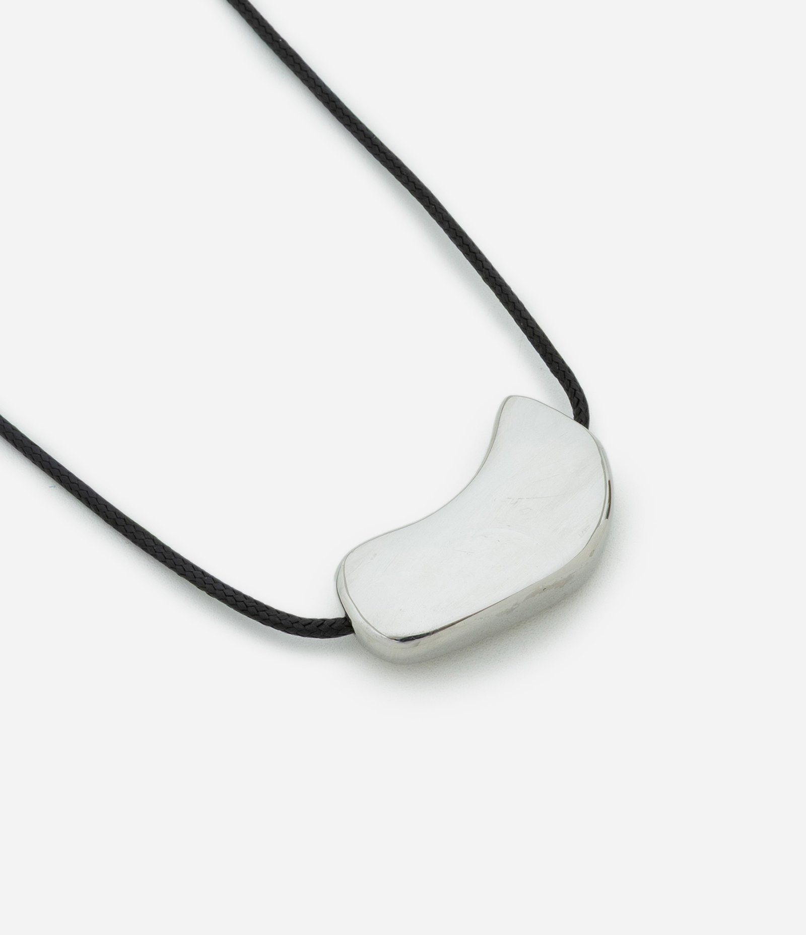 Colar Médio com Cordão Ajustável e Pingente Orgânico Preto 1