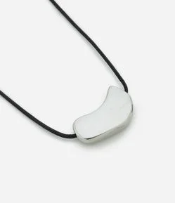 Colar Médio com Cordão Ajustável e Pingente Orgânico