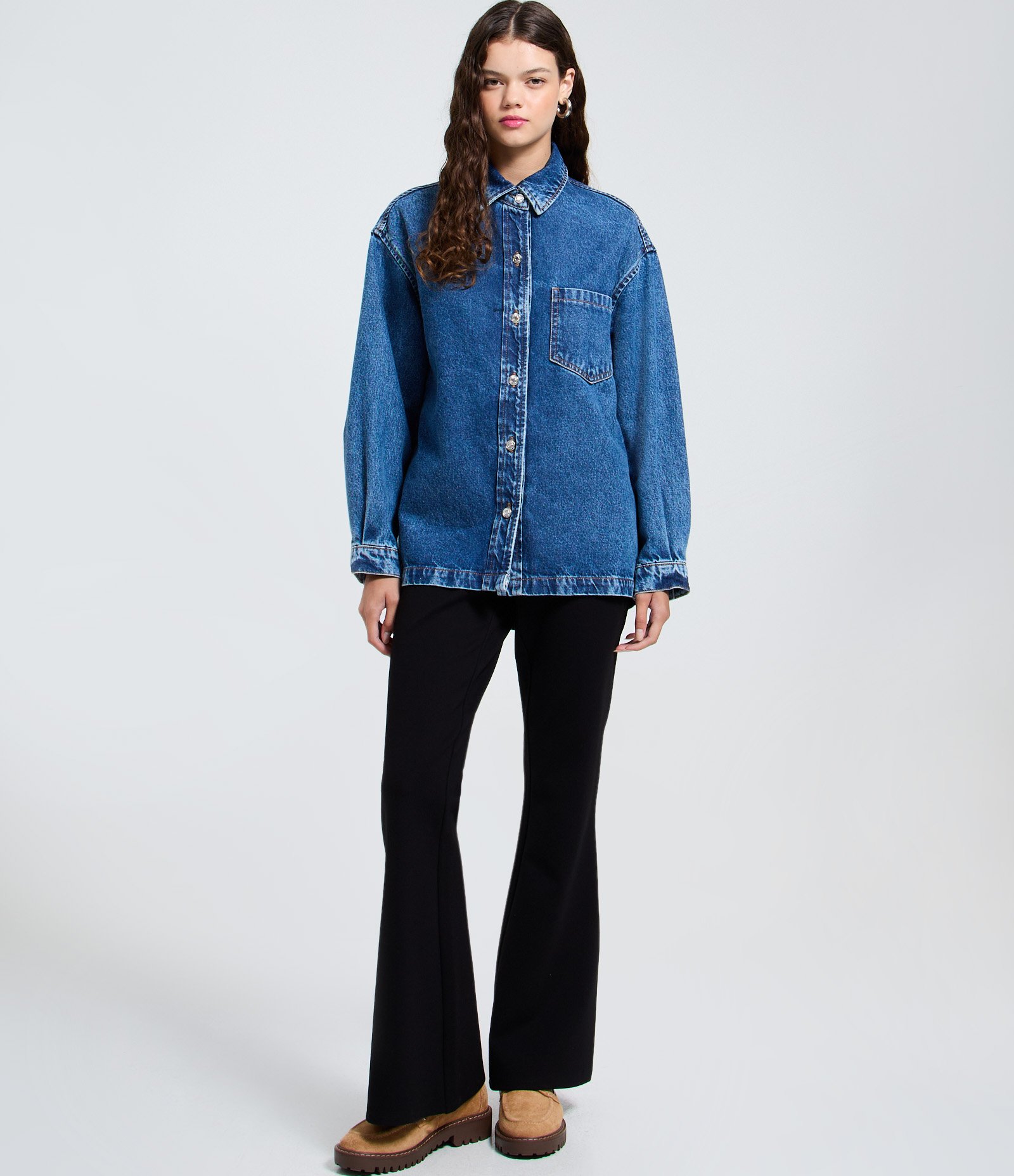 Camisa Oversized em Jeans com Botões Frontais Azul Médio 2