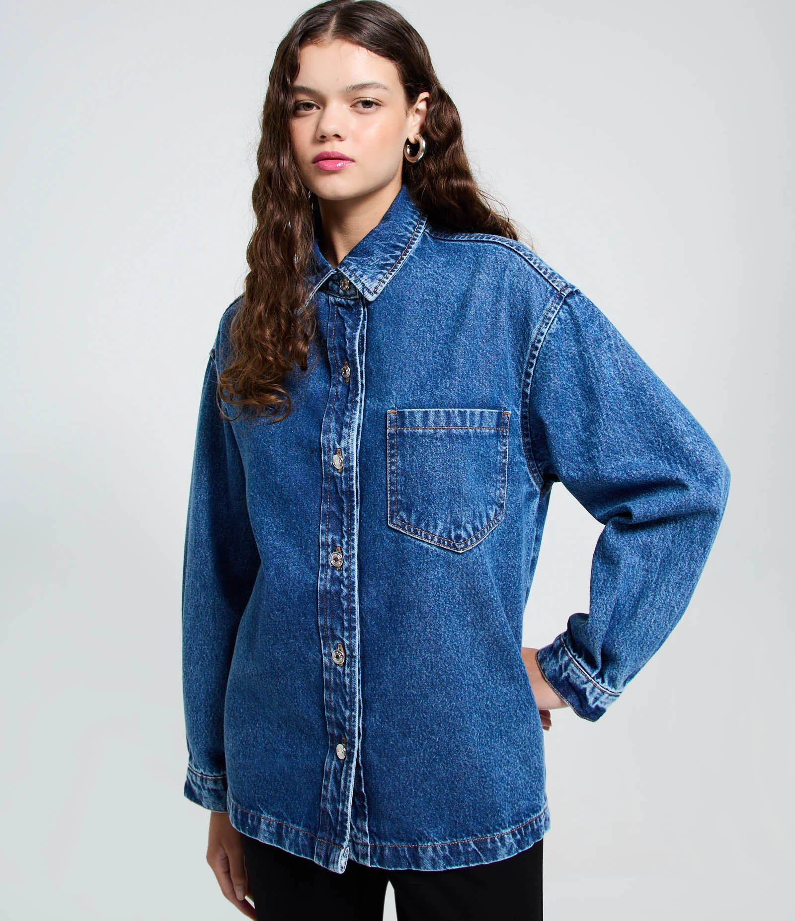 Camisa Oversized em Jeans com Botões Frontais Azul Médio 3