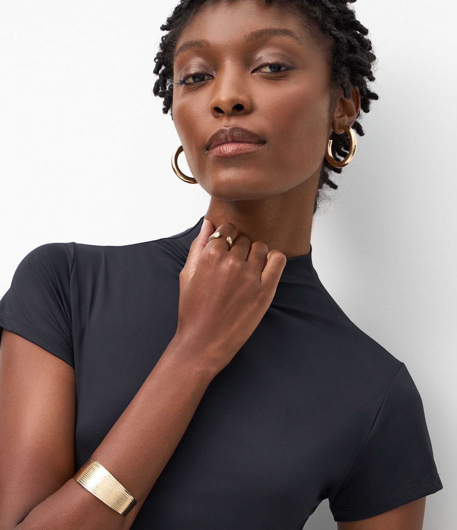 Vestido Tubinho Básico com Gola Alta e Fenda Traseira Preto 3