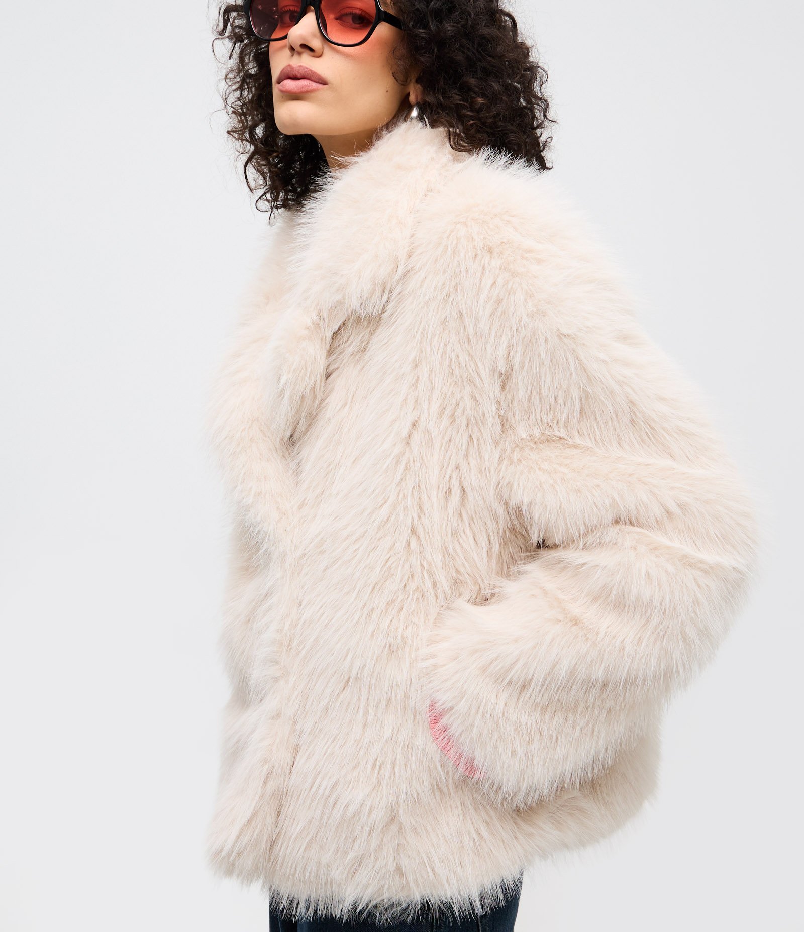 Casaco Curto Amplo em Pelo Artificial Off White 3