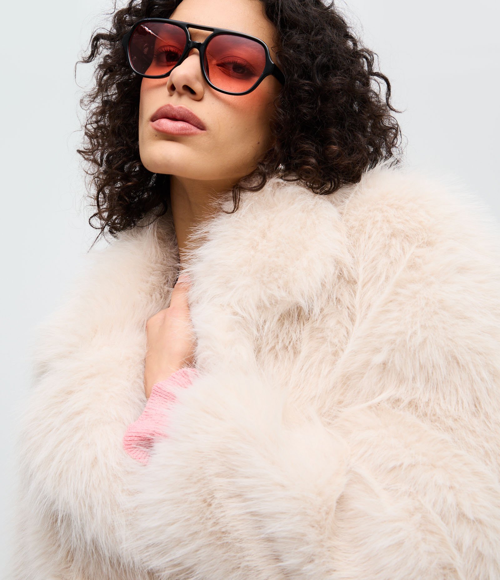 Casaco Curto Amplo em Pelo Artificial Off White 4