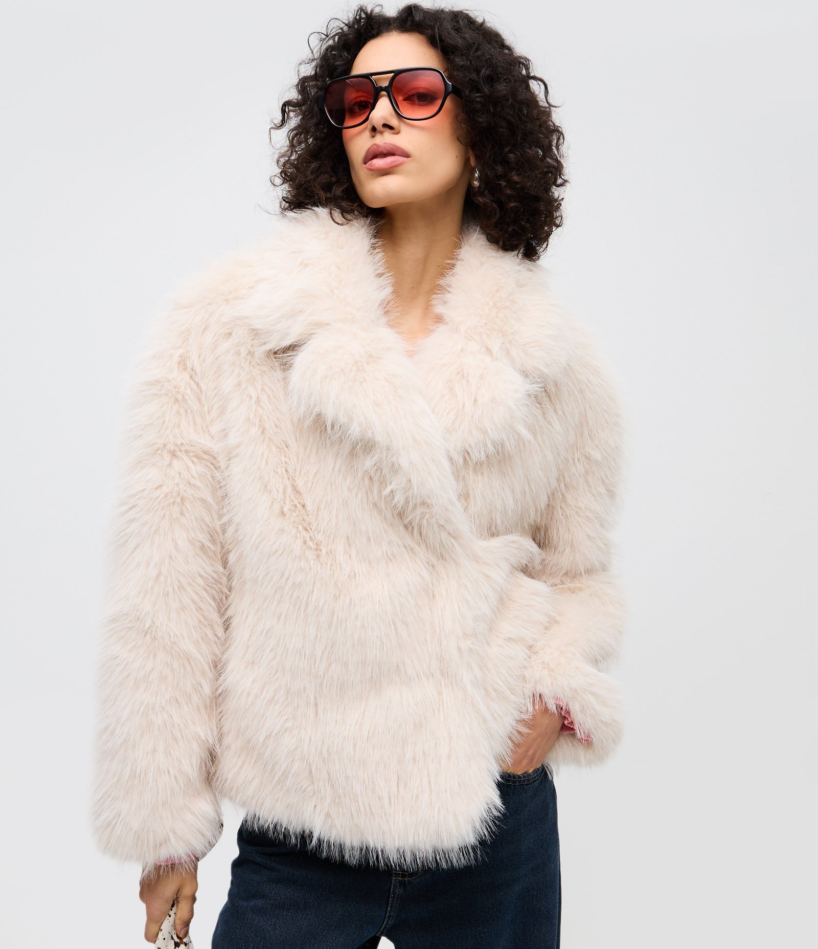 Casaco Curto Amplo em Pelo Artificial Off White 5