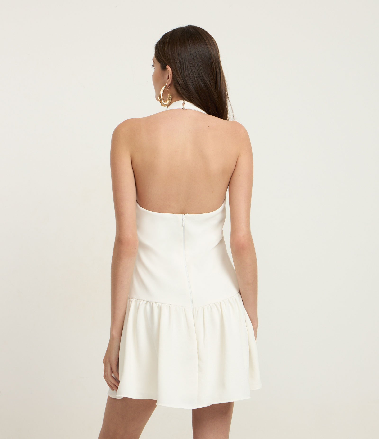 Vestido Curto em Alfaiataria com Decote U e Babado na Barra Branco 4