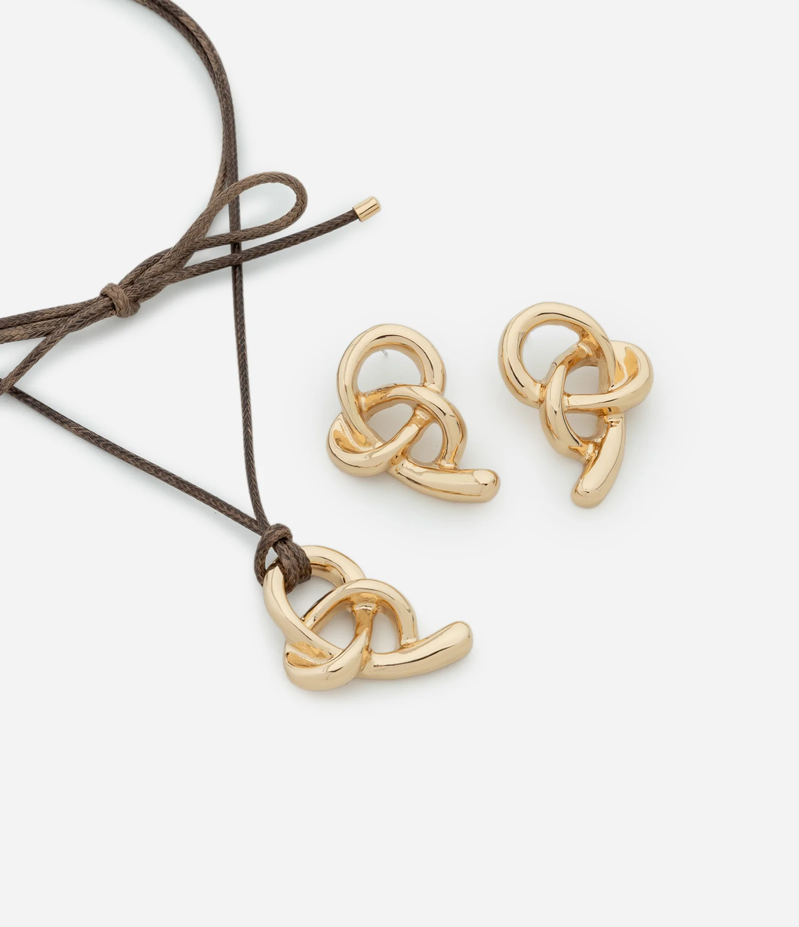 Conjunto de Colar Cordão e Brincos com Pingente de Nó Dourado 1