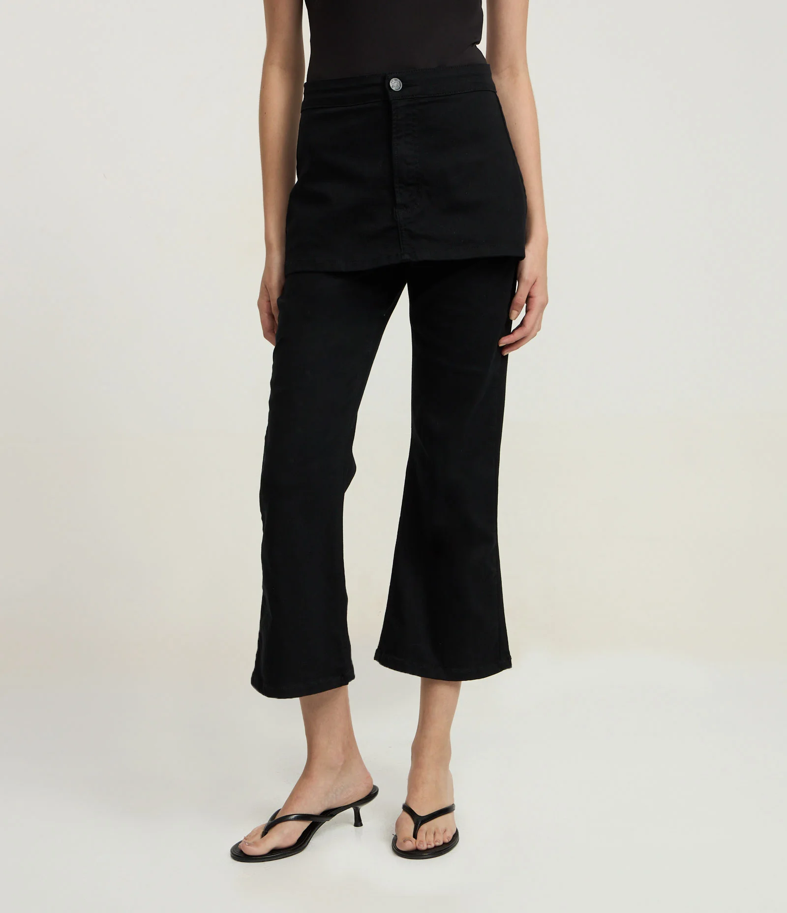 Calça Cropped em Jeans com Saia Sobreposta Preto 2