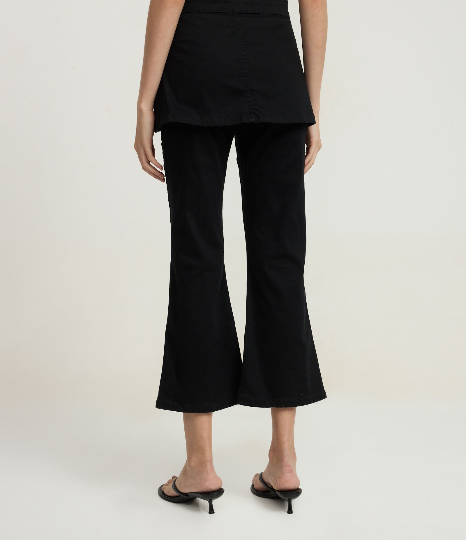 Calça Cropped em Jeans com Saia Sobreposta Preto 4