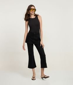 Calça Cropped em Jeans com Saia Sobreposta