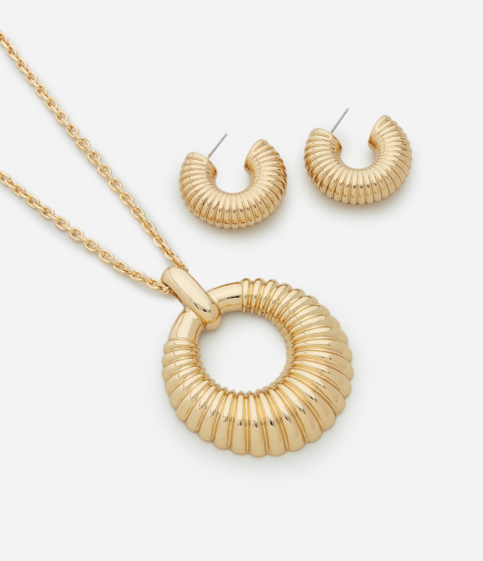 Conjunto de Colar Longo com Pingente Robusto e Brincos Argola Dourado 1