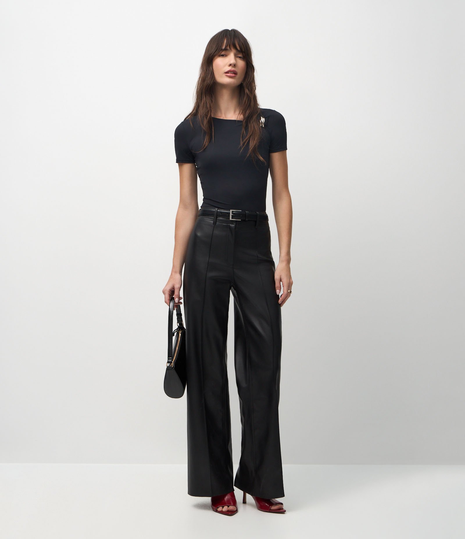 Blusa em Poliamida com Aviamento no Ombro Preto 2