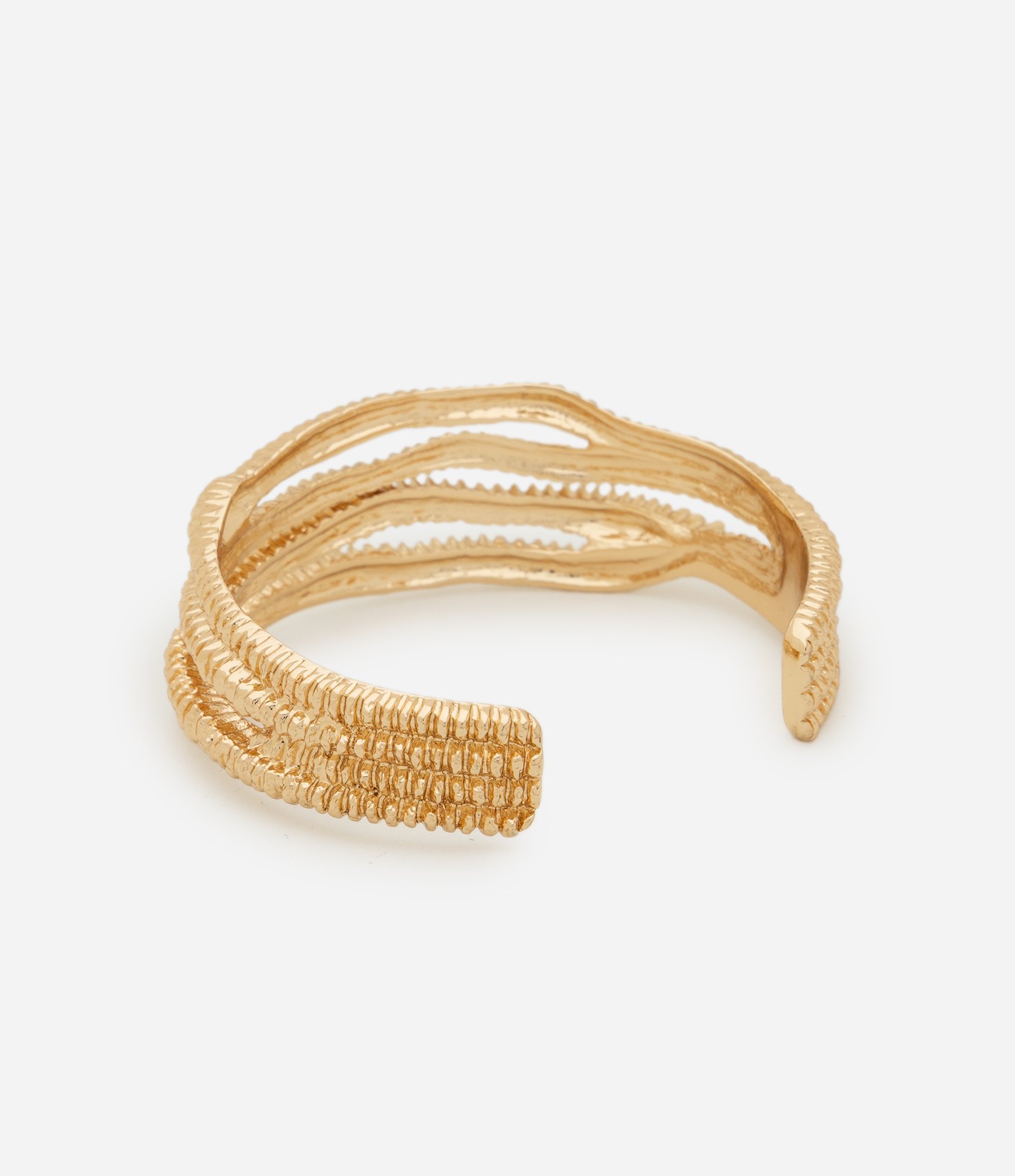 Bracelete em Metal Texturizado com Design Vazado Dourado 3