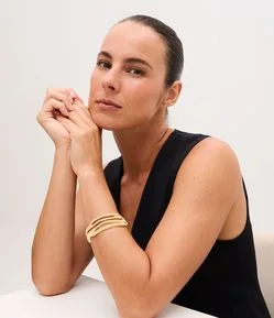 Bracelete em Metal Texturizado com Design Vazado