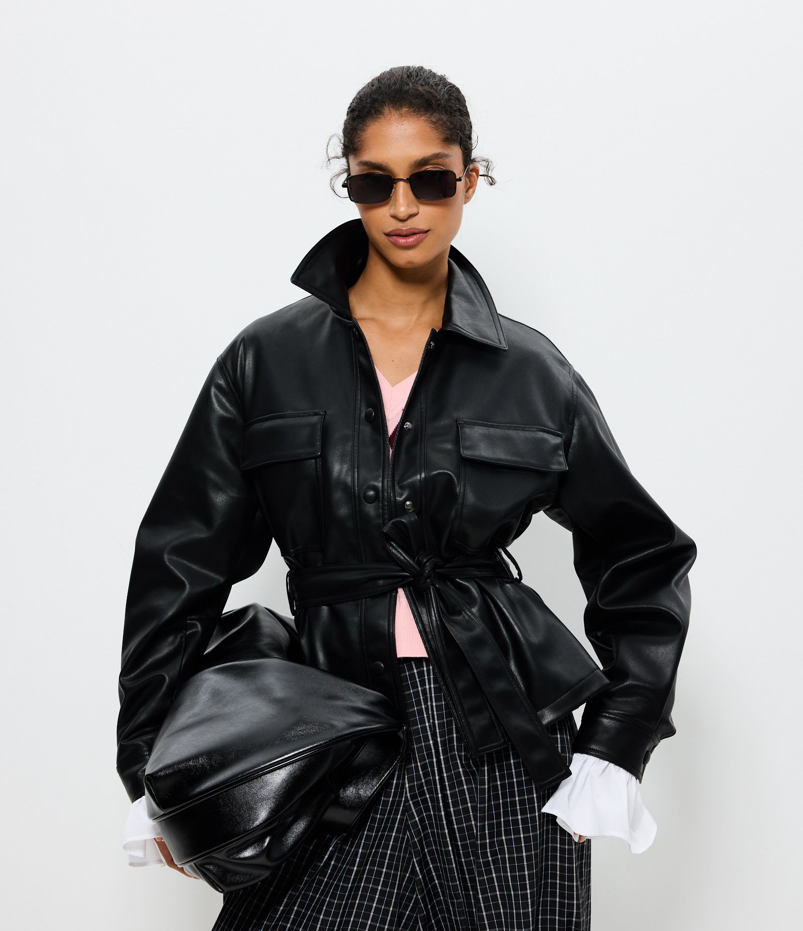 Jaqueta PU Balloon com Cinto e Gola Polo Preto 1