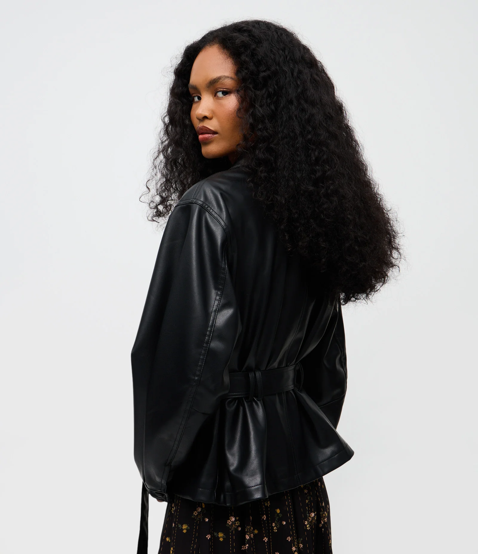 Jaqueta PU Balloon com Cinto e Gola Polo Preto 5