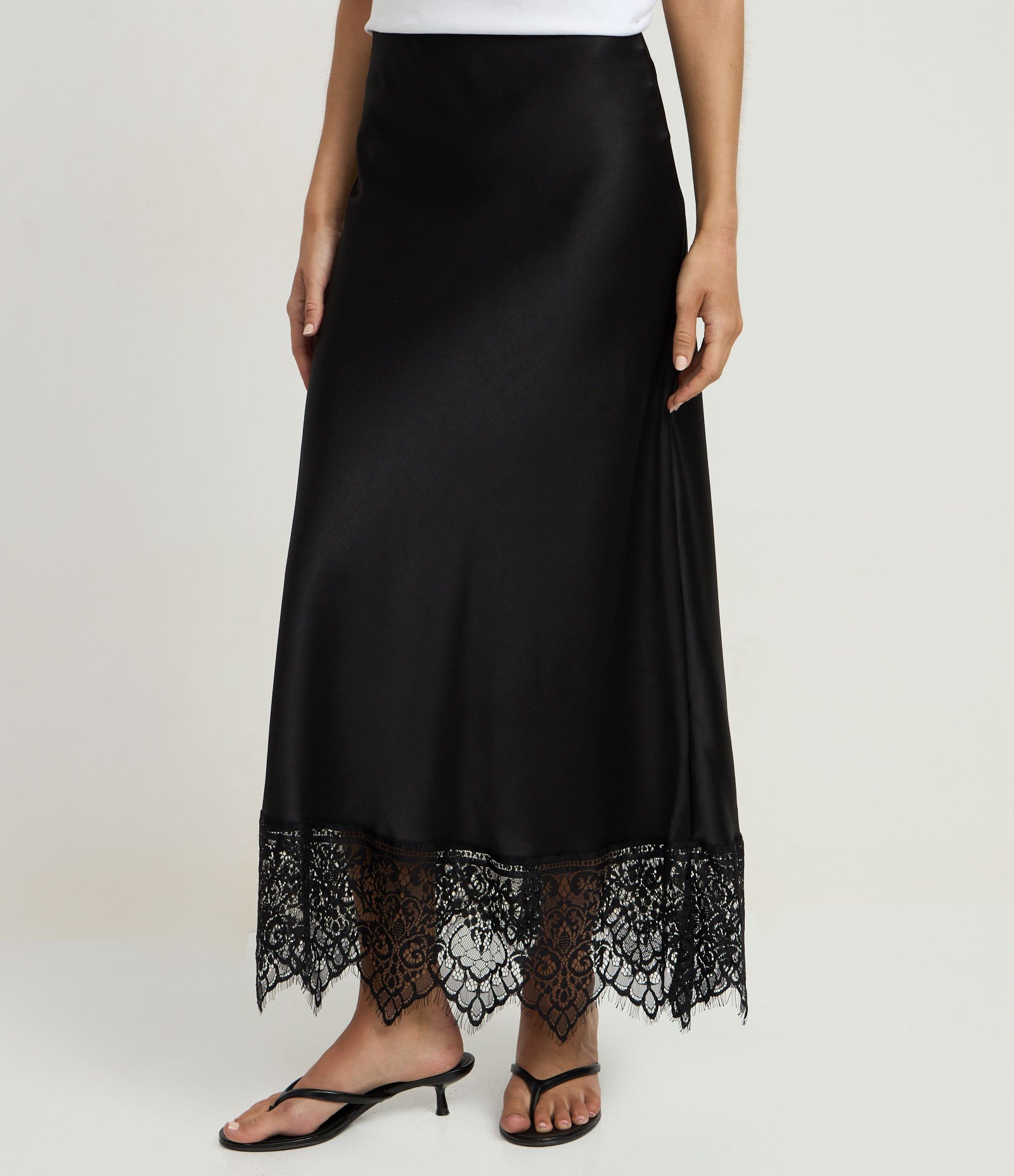 Saia Midi em Cetim com Renda na Barra Preto 2