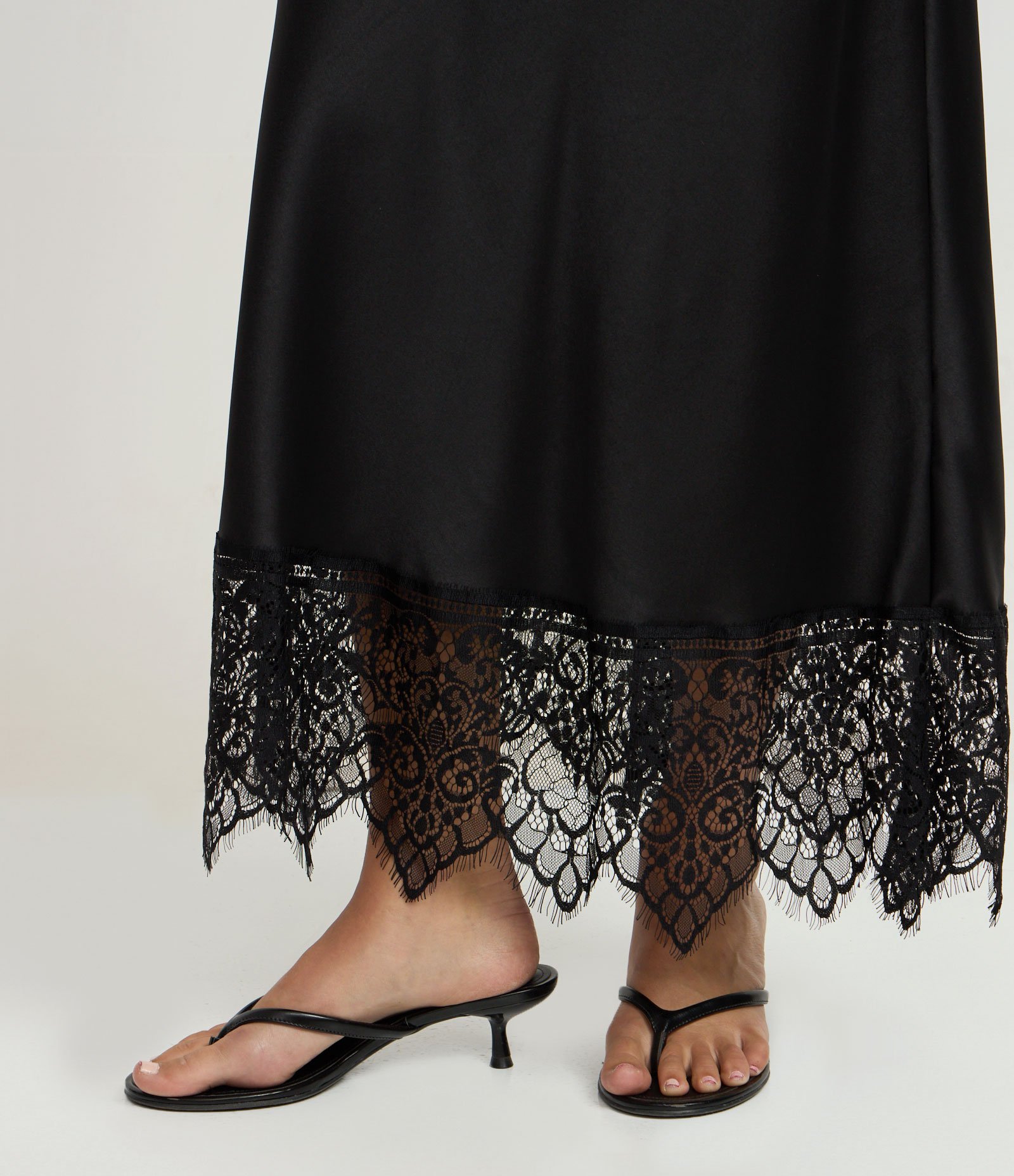 Saia Midi em Cetim com Renda na Barra Preto 3