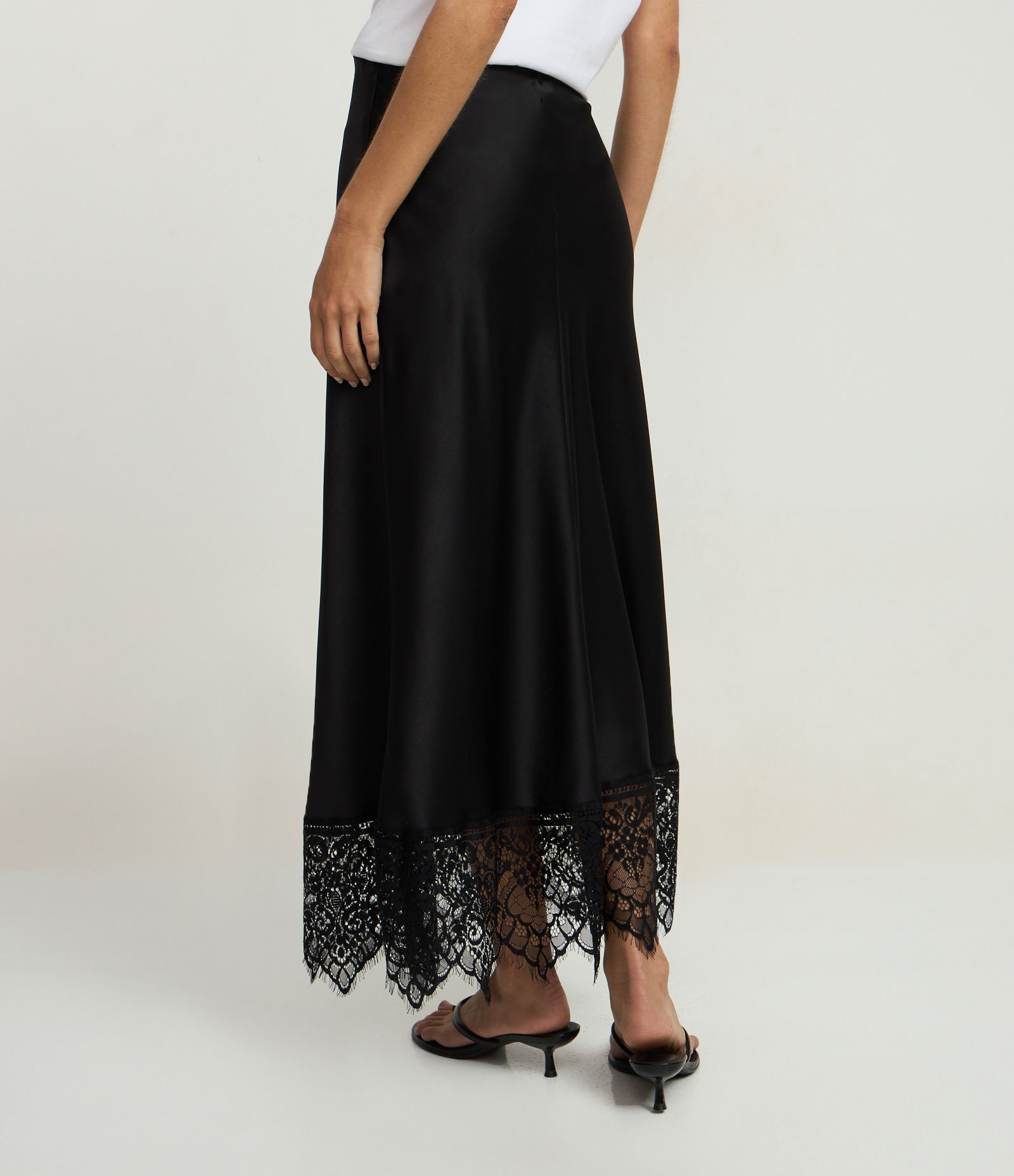 Saia Midi em Cetim com Renda na Barra Preto 4