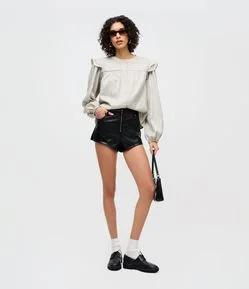 Short Curto em PU com Fechamento em Zíper