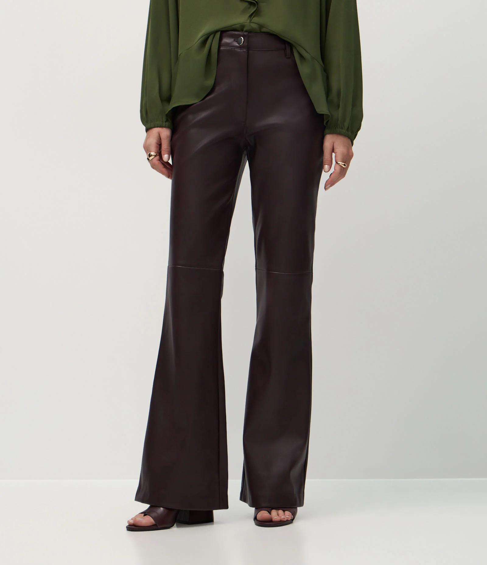 Calça Flare em PU com Five Pockets Estruturados Marrom 3