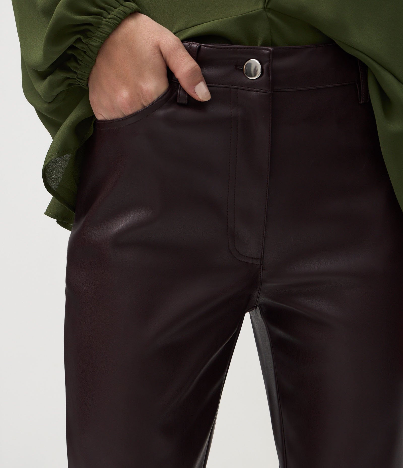 Calça Flare em PU com Five Pockets Estruturados Marrom 4