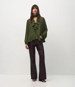 Calça Flare em PU com Five Pockets Estruturados