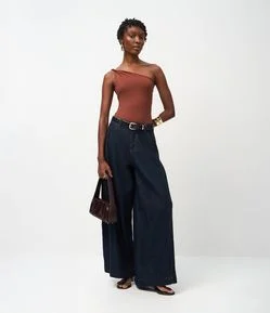 Body em Poliamida com Ombro Torcido