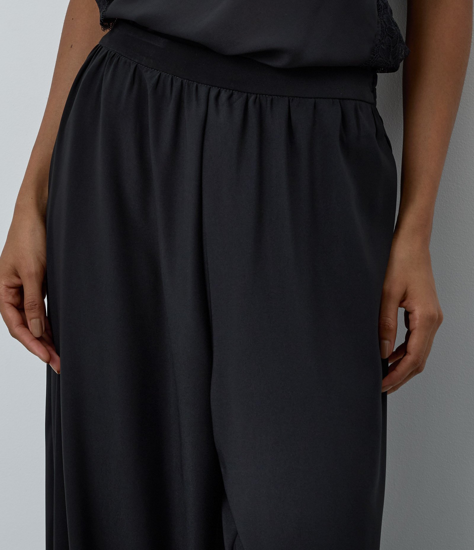 Calça Aladim em Crepe com Cós Elástico Preto 5