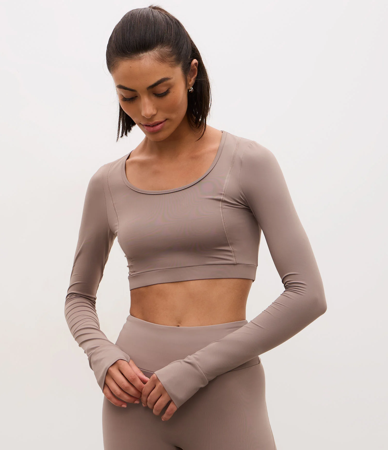 Blusa Cropped Esportiva com Manga Longa e Abertura para Dedo Bege 1