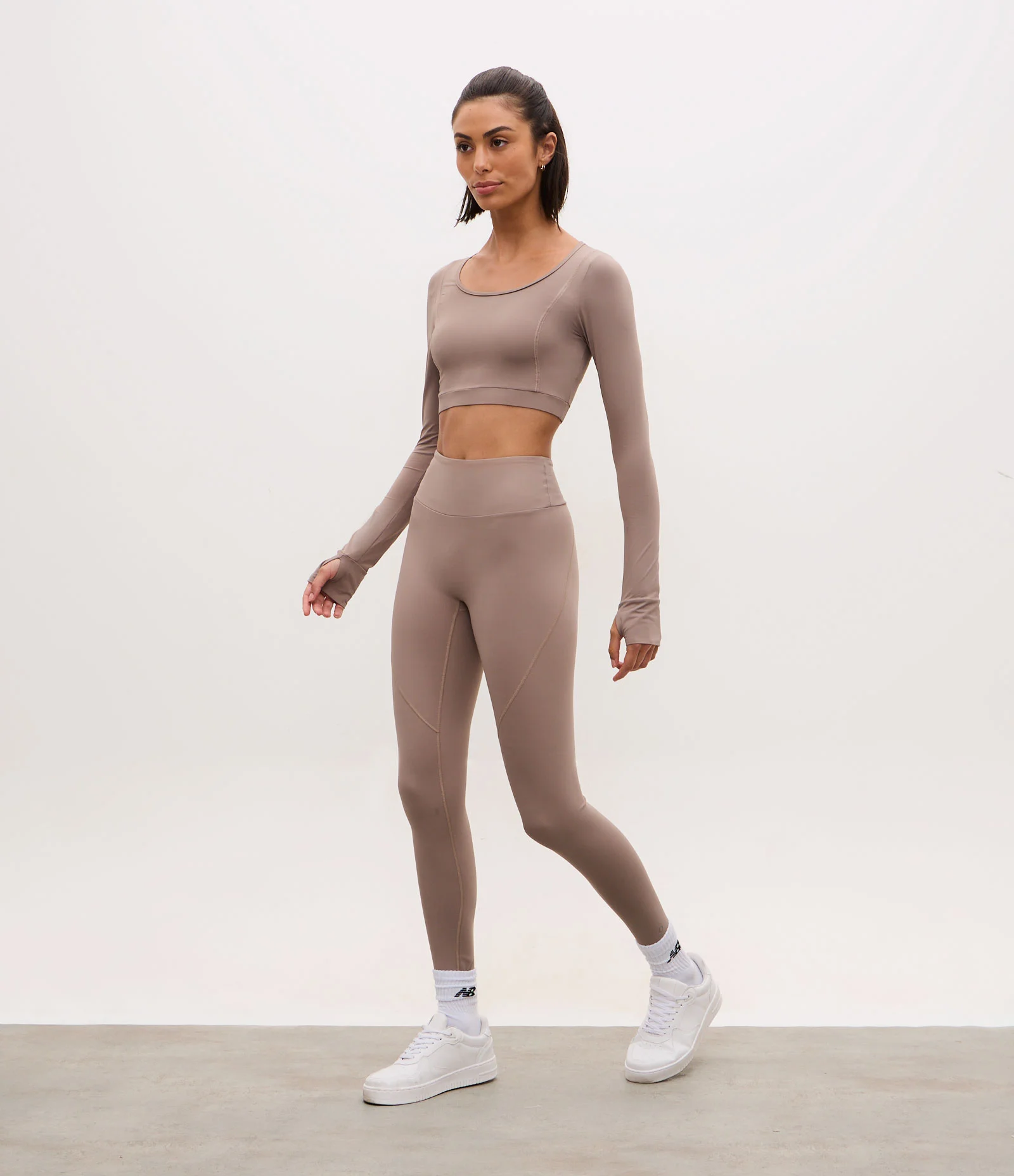 Blusa Cropped Esportiva com Manga Longa e Abertura para Dedo Bege 2