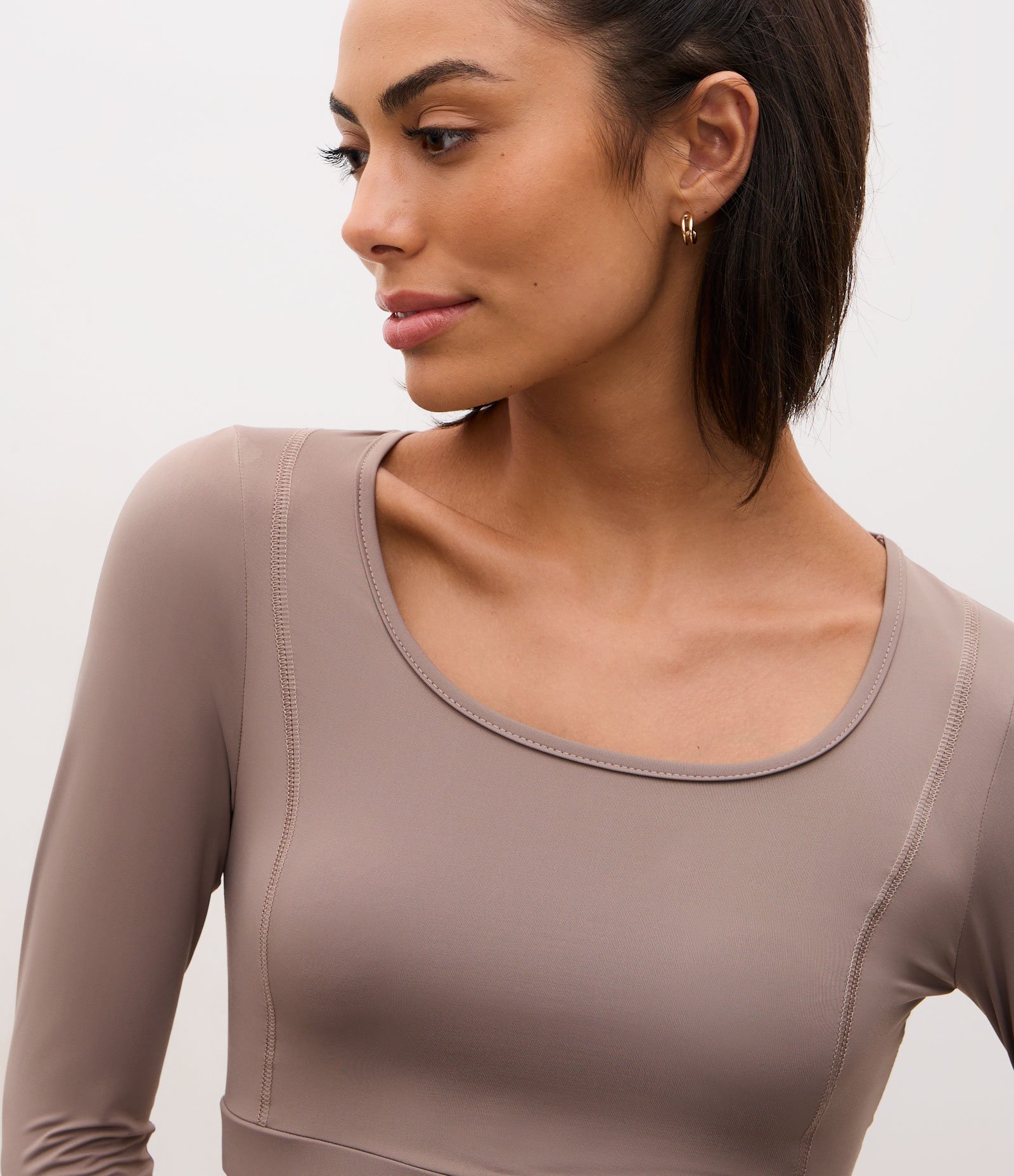 Blusa Cropped Esportiva com Manga Longa e Abertura para Dedo Bege 3