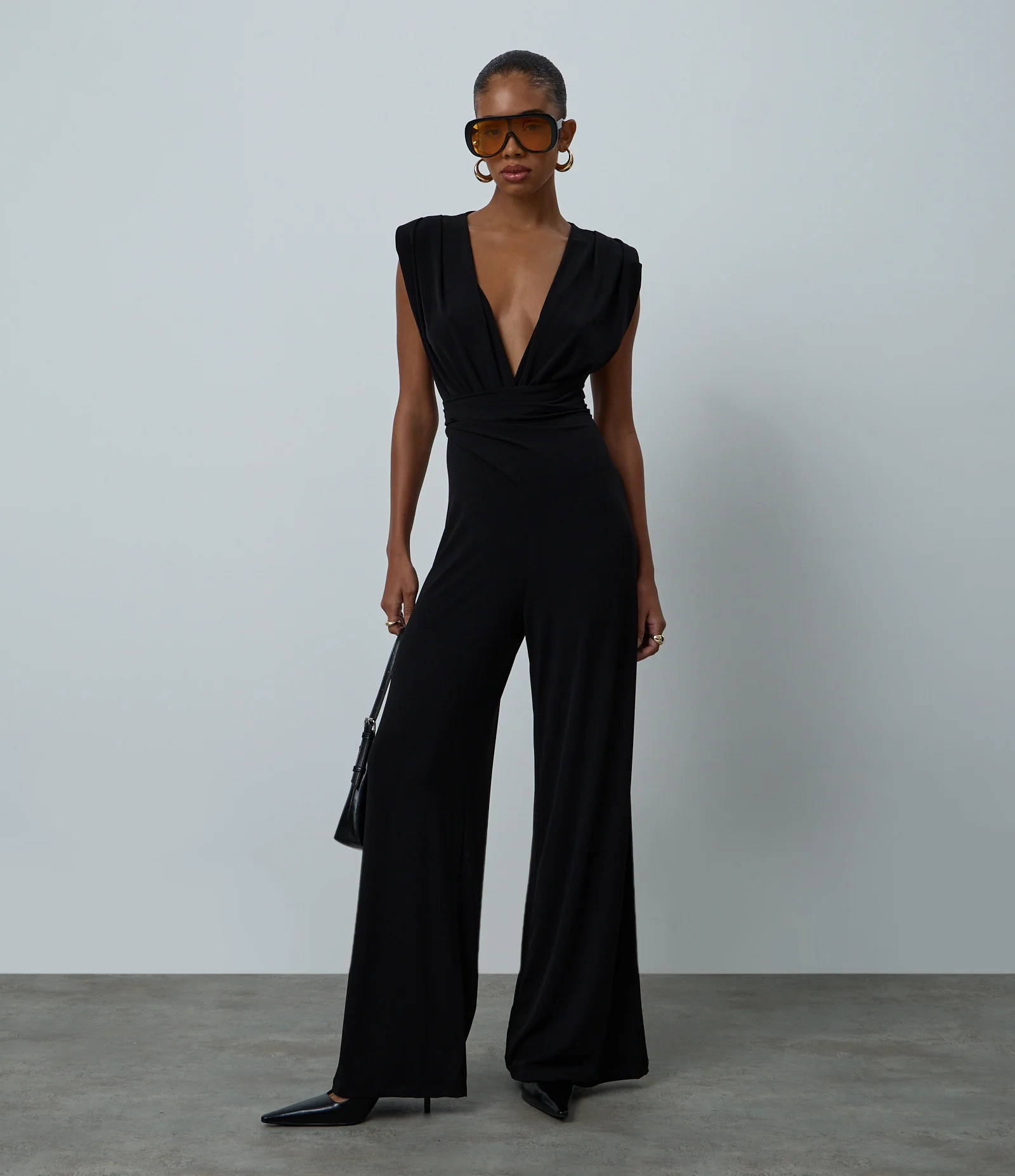 Macacão com Decote Transpassado e Ombreiras em Microfibra Preto 1