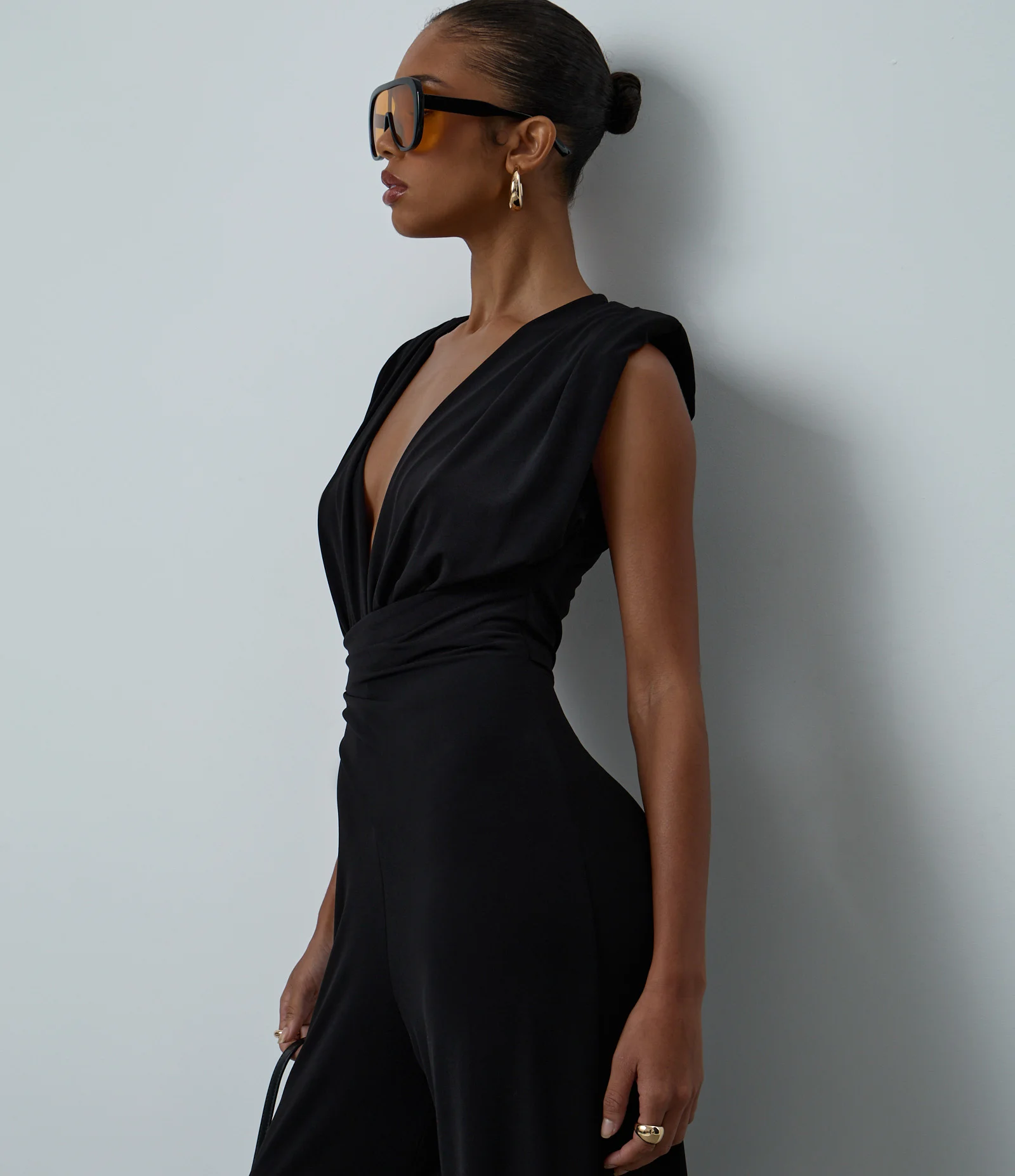 Macacão com Decote Transpassado e Ombreiras em Microfibra Preto 2