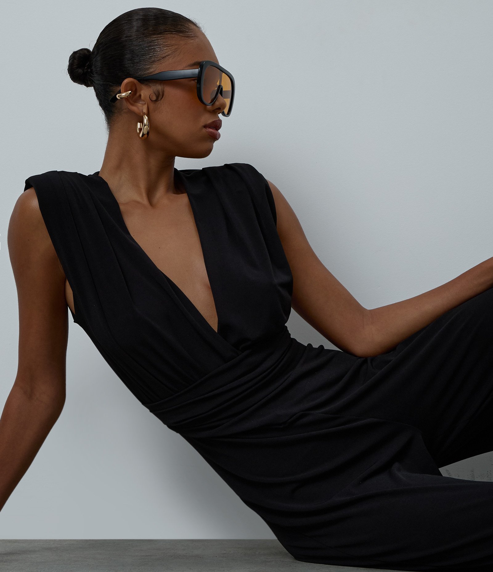 Macacão com Decote Transpassado e Ombreiras em Microfibra Preto 4