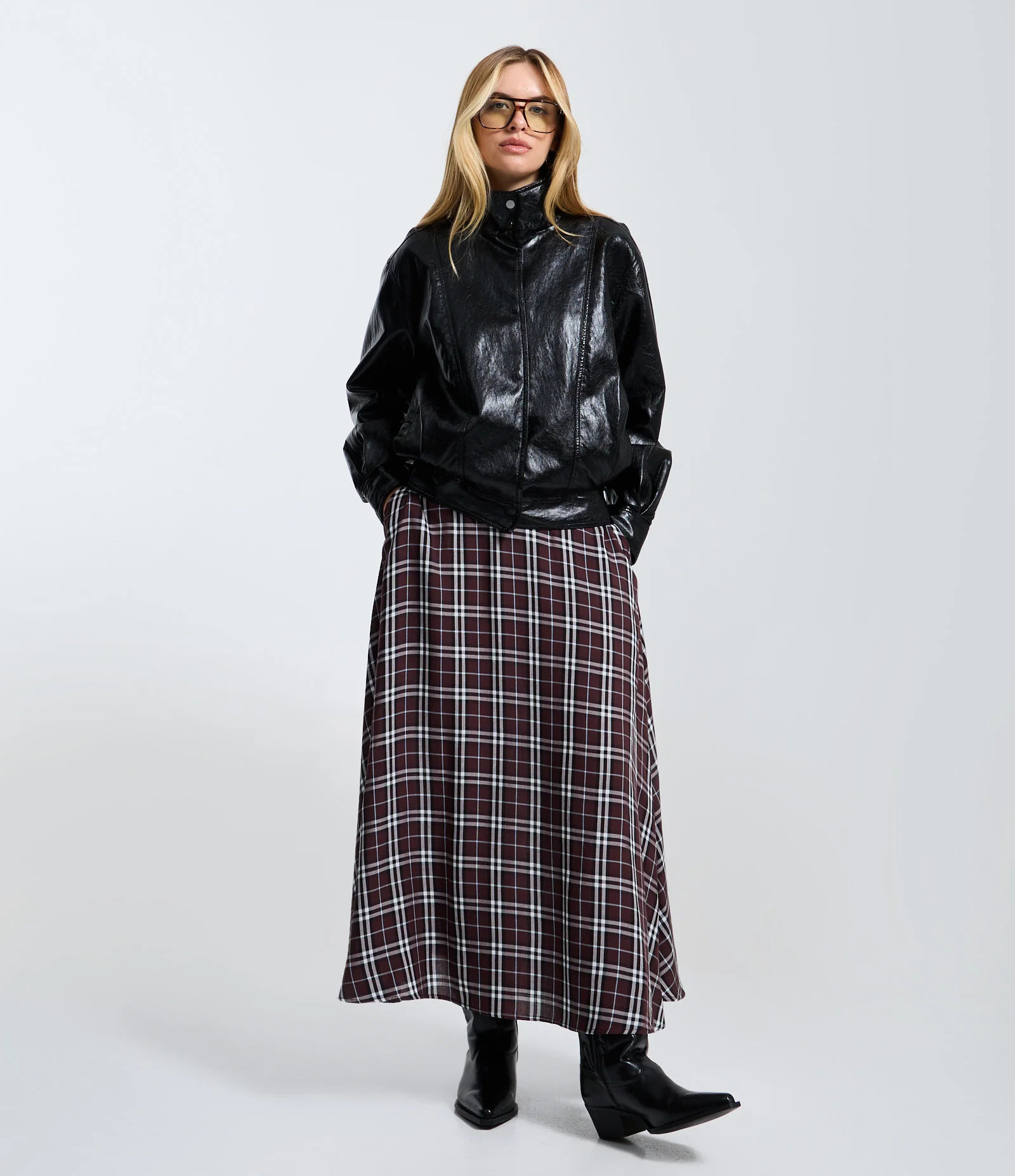 Saia Longa Evasê em Viscose Xadrez com Bolsos Marrom 1