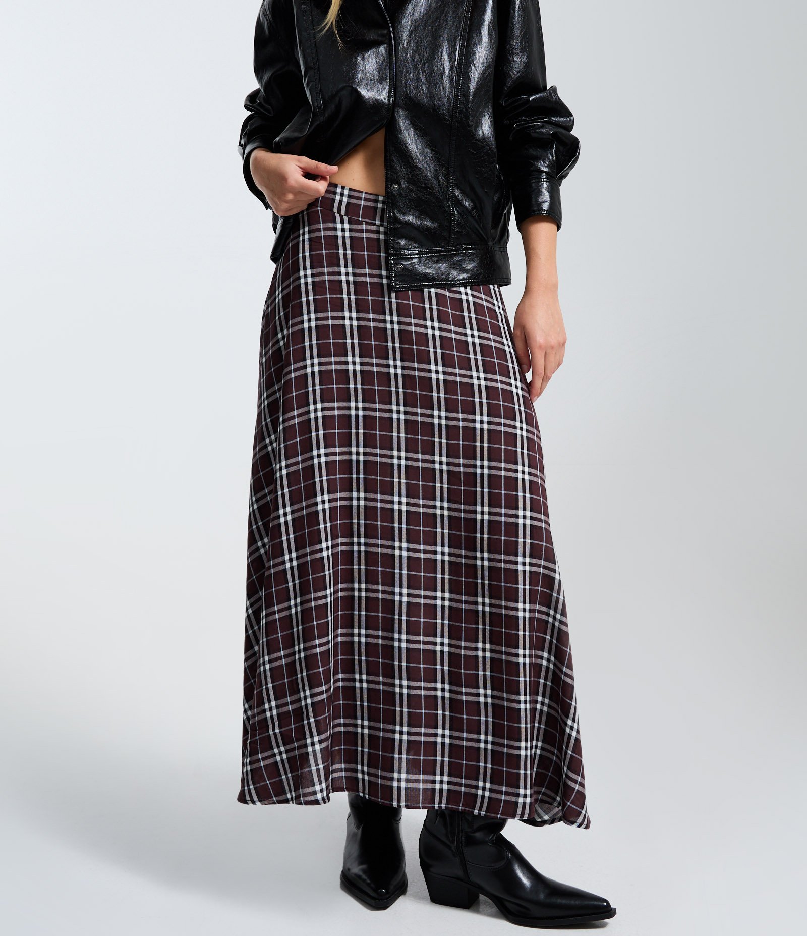 Saia Longa Evasê em Viscose Xadrez com Bolsos Marrom 2