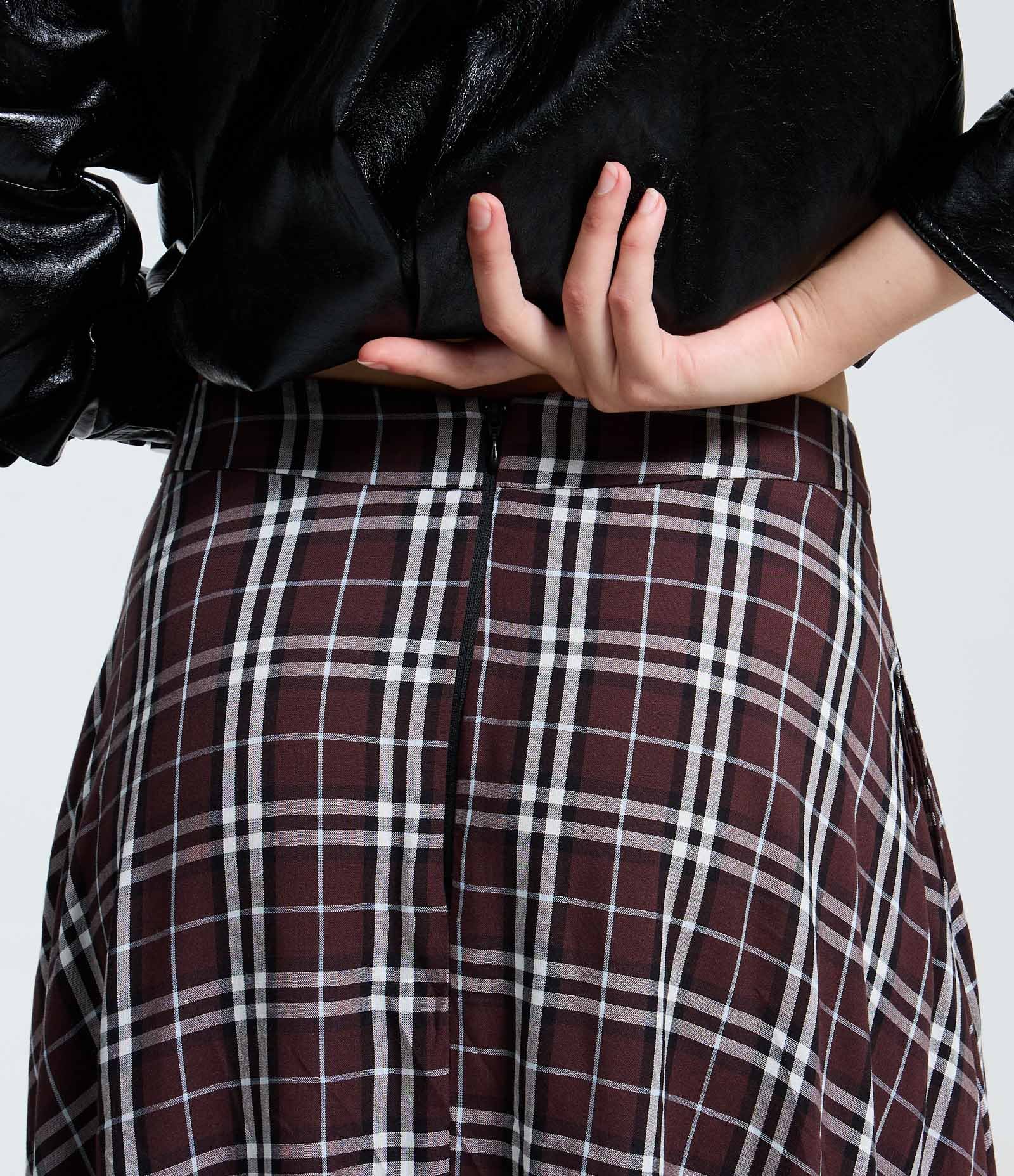 Saia Longa Evasê em Viscose Xadrez com Bolsos Marrom 3