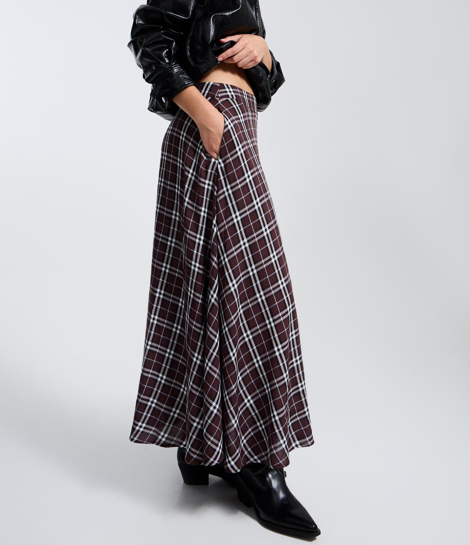 Saia Longa Evasê em Viscose Xadrez com Bolsos Marrom 4