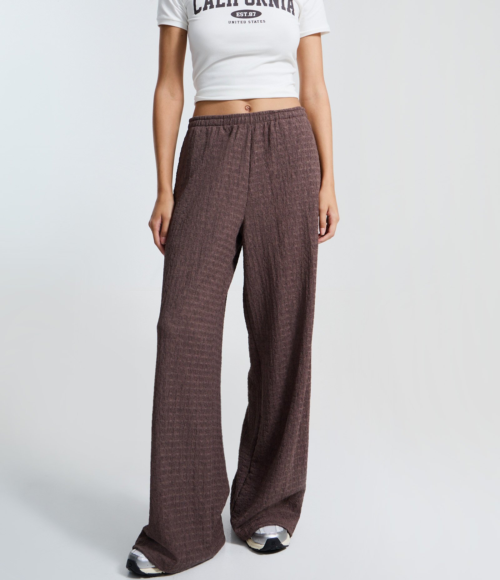 Calça Reta com Texturização Marrom 2