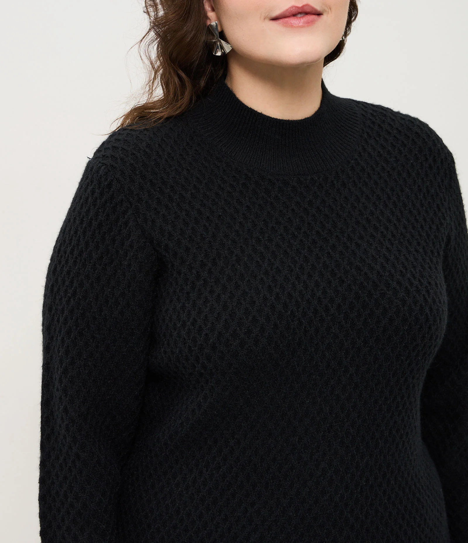 Suéter em Tricô Geométrico com Golinha Curve & Plus Size Preto 2